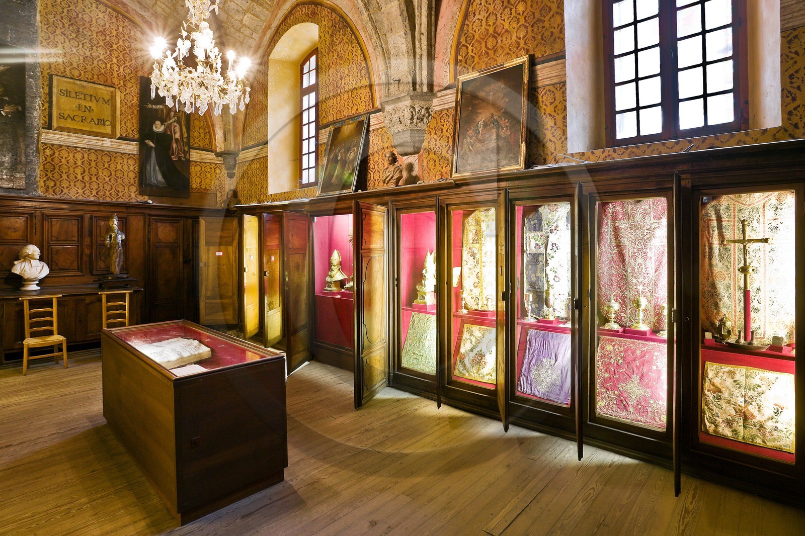 Embrun, Cathédrale Notre-Dame du Réal, musée d'art sacré, collection remarquable de vêtements sacerdotaux