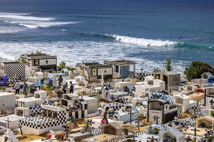 Guadeloupe, surfeurs à Anse Bertrand, cimetière
