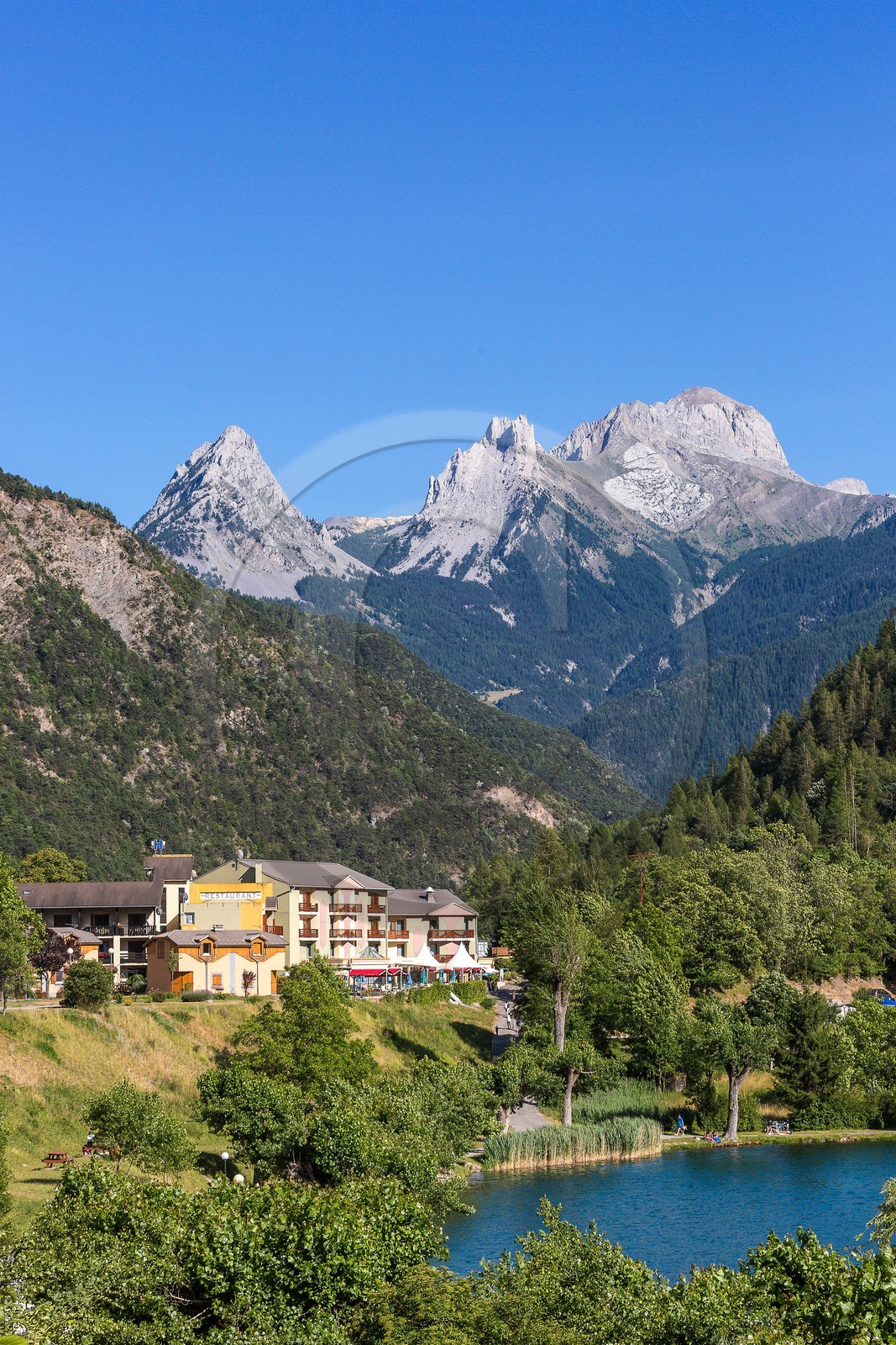 Lauzet-sur-Ubaye, Lac du Lauzet, l'hôtel la Lauzetane, la Petite et Grande Séolane