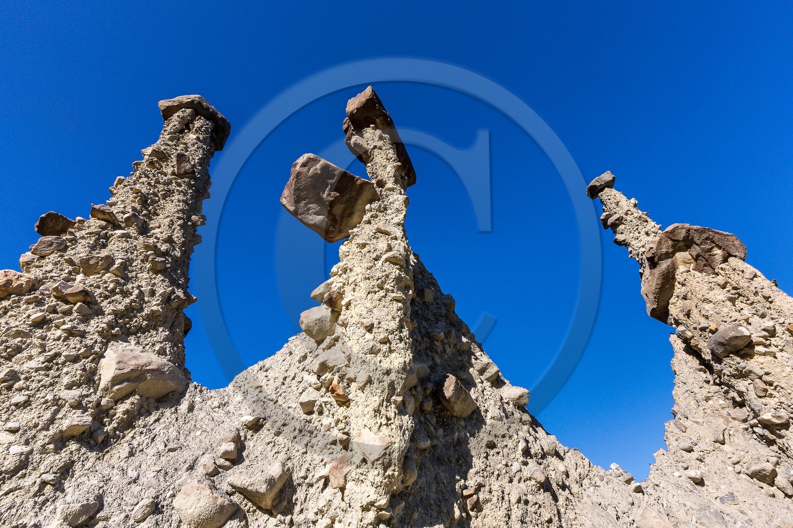 Le Sauze-du-Lac, site classé des Demoiselles Coiffées,  appelées également cheminées de fées