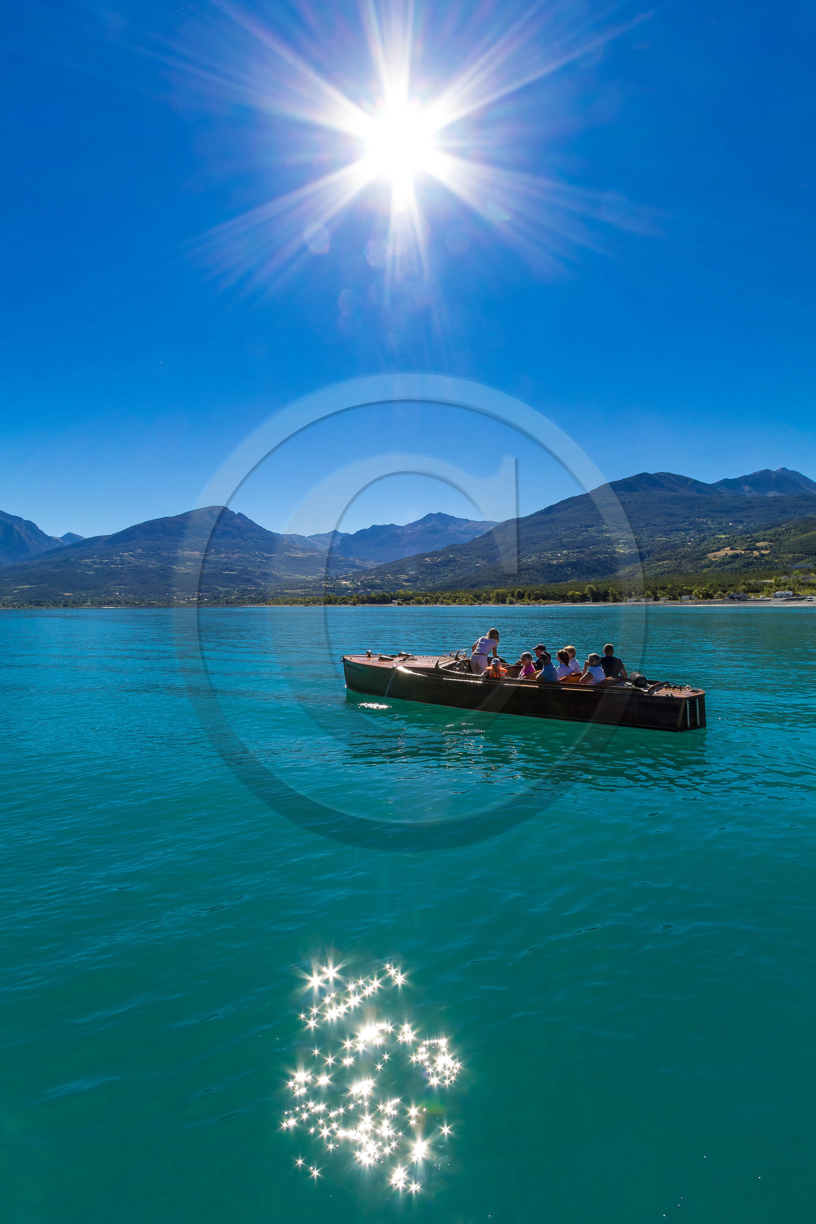 Out Emotion, croisière en vedette en acajou