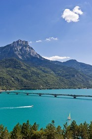 Lac de Serre-Ponçon, Savines-le-Lac, le Pic de Morgon et le pont
