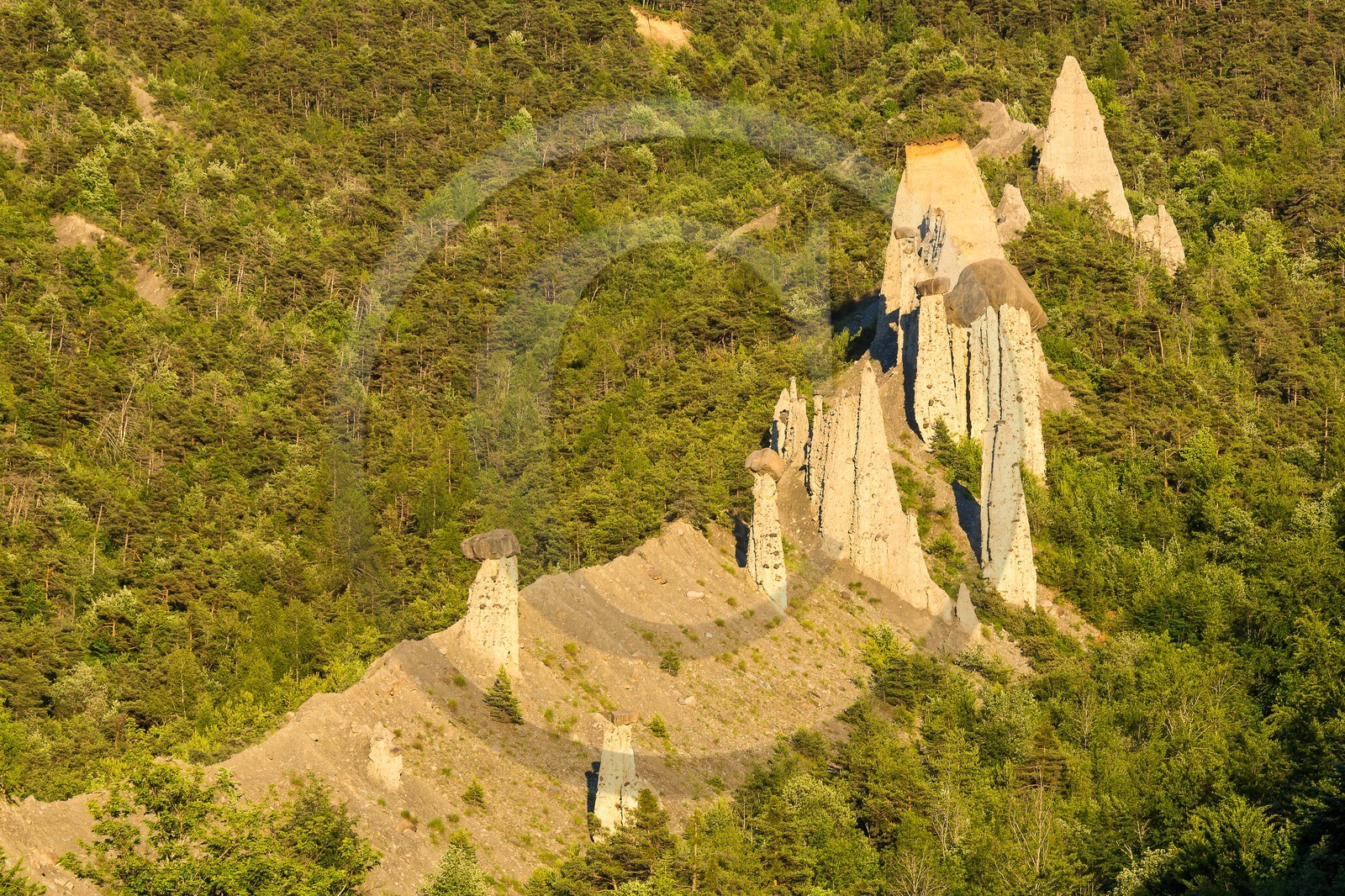 Le Sauze-du-Lac, site classé des Demoiselles Coiffées,  appelées également cheminées de fées