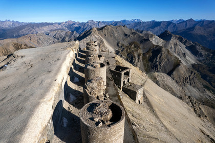 Fort du Chaberton et les ruines de l'ancien camp militaire