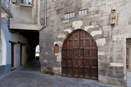 Embrun, Maison des Gouverneurs, Porte Renaissance accostée d'un lion à mi-corps tenant dans ses pattes une tête humaine