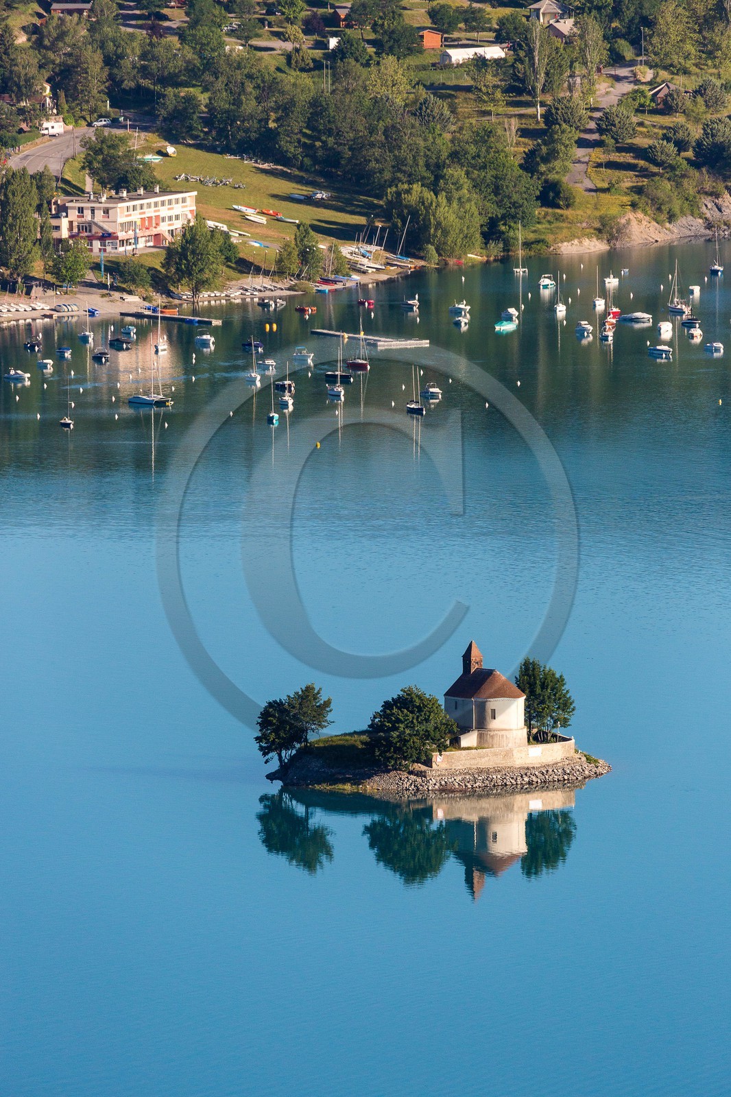 Lac de Serre-Ponçon, la baie et la Chapelle Saint-Michel