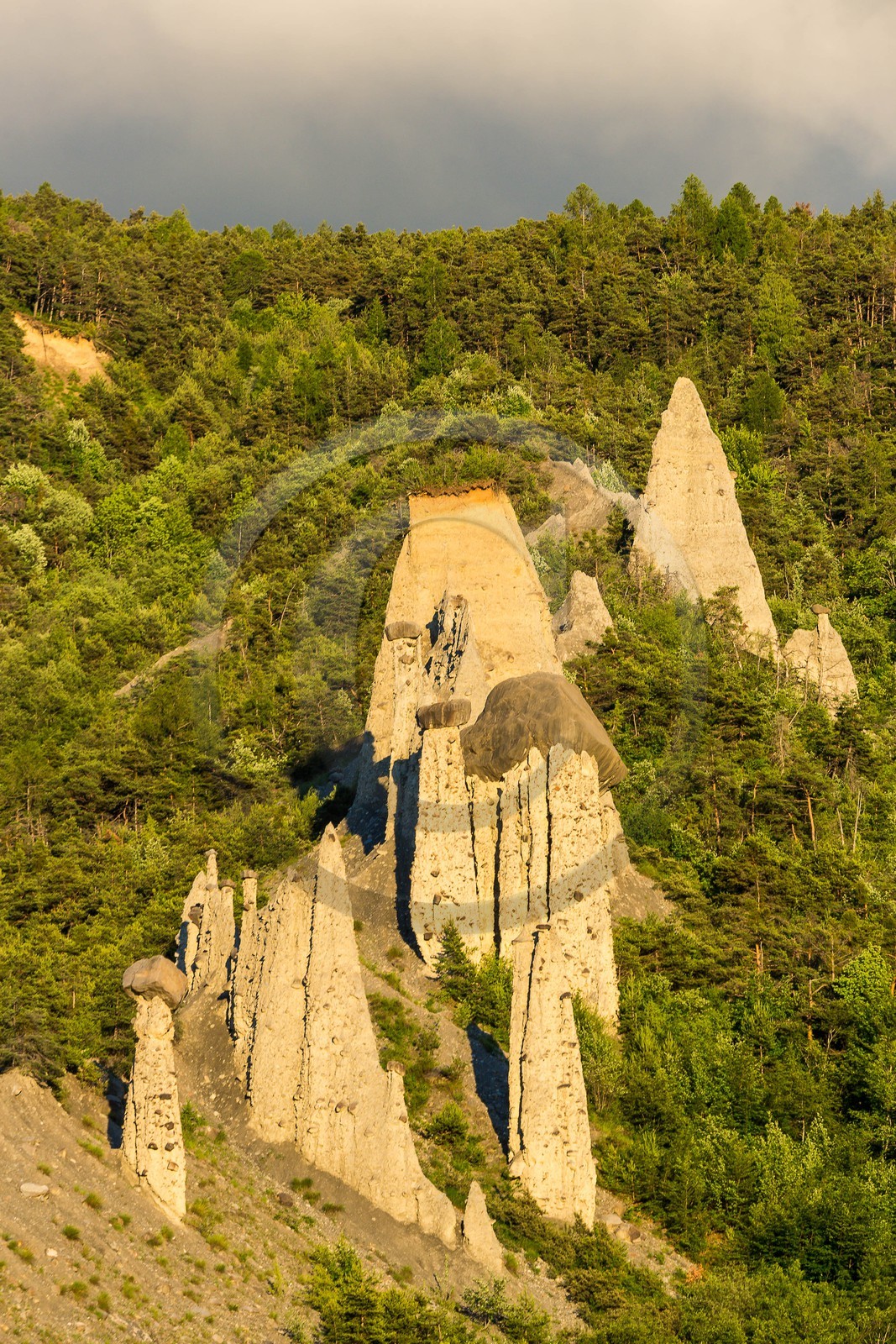 Le Sauze-du-Lac, site classé des Demoiselles Coiffées,  appelées également cheminées de fées