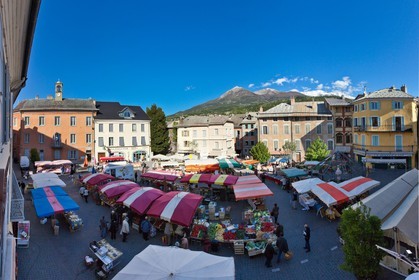 Embrun, la place de la mairie, le marché.