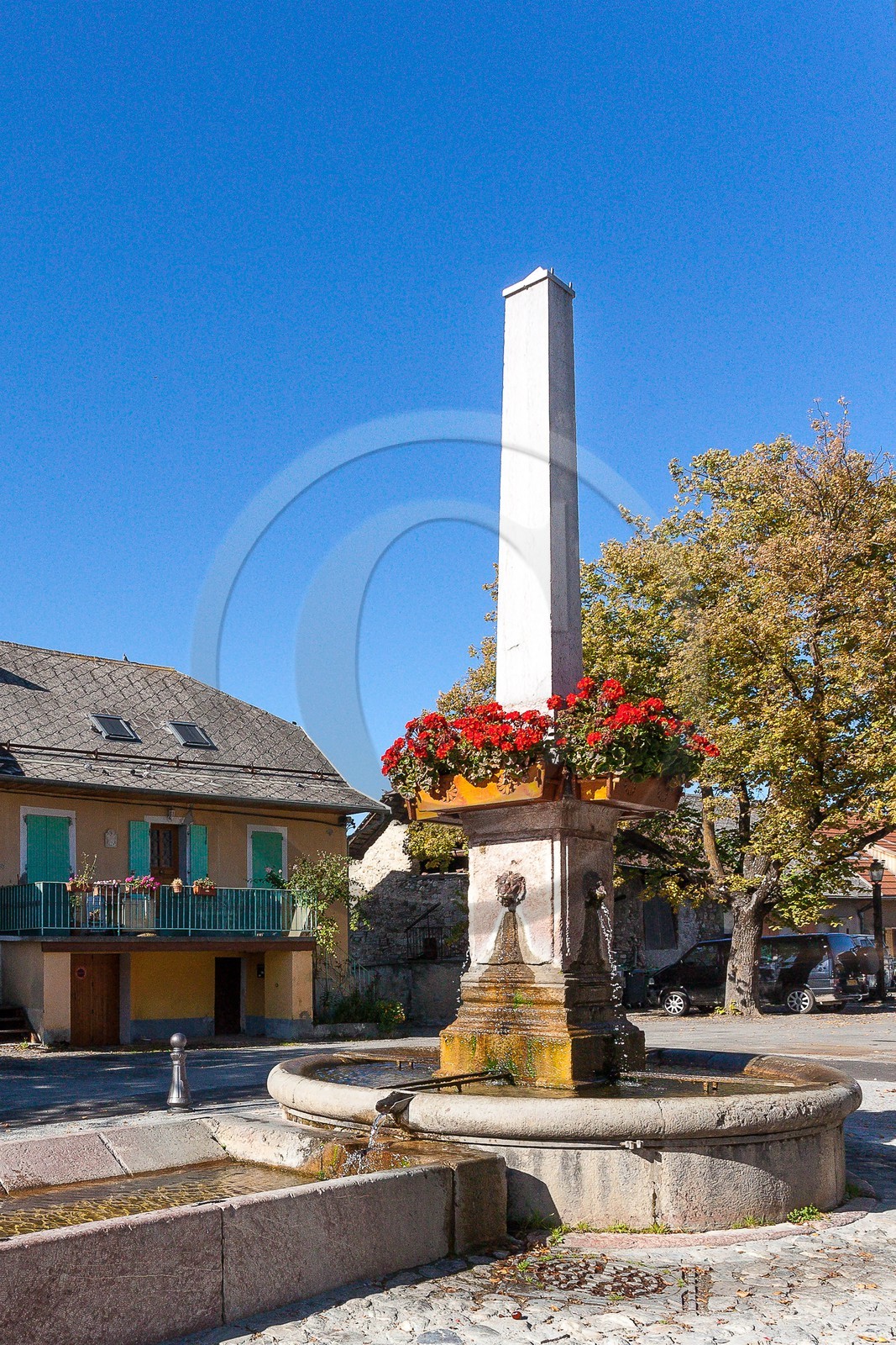 Chorges, fontaine et lavoir de la place du Fort
