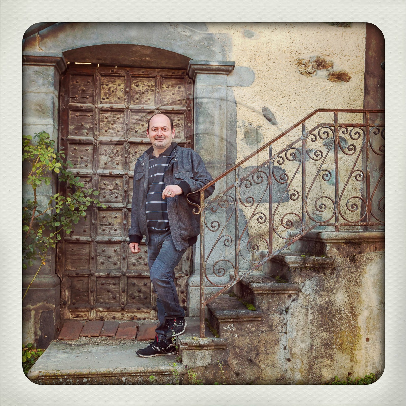 Valbonnais, office du tourisme de Valbonnais, Christophe Turc devant la maison Champollion