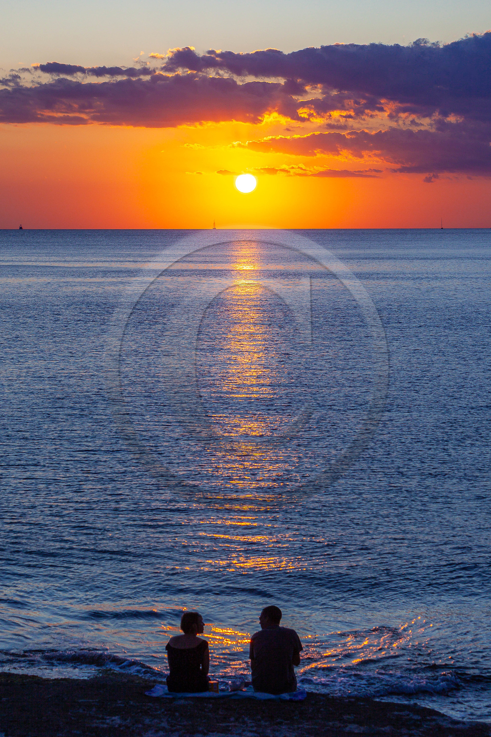 Couple au coucher de soleil sur Bonifacio
