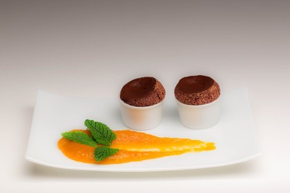 Luc Eyriey, Maître chocolatier à Embrun, soufflé chocolat noir Grand Cru et compoté d'abricots
