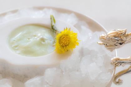 Ce faux caviar du Léman, gelée tremblotante, crème de tussilage
