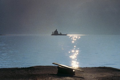 Lac de Serre-Ponçon, la baie et la Chapelle Saint-Michel,
