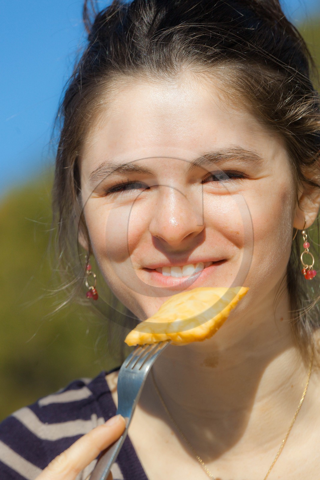 Tourton du Champsaur, jeune fille goutant une spécialité culinaire de la vallée du Champsaur