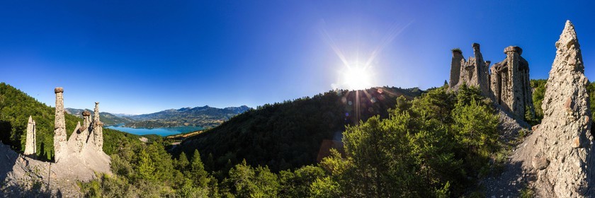 Le Sauze-du-Lac, site classé des Demoiselles Coiffées,  appelées également cheminées de fées