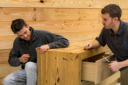 Atelier Monts & Merveilles, Clément Goudet, Compagnon Menuisier Ebéniste et Maxime Cuvelot responsable d'atelier