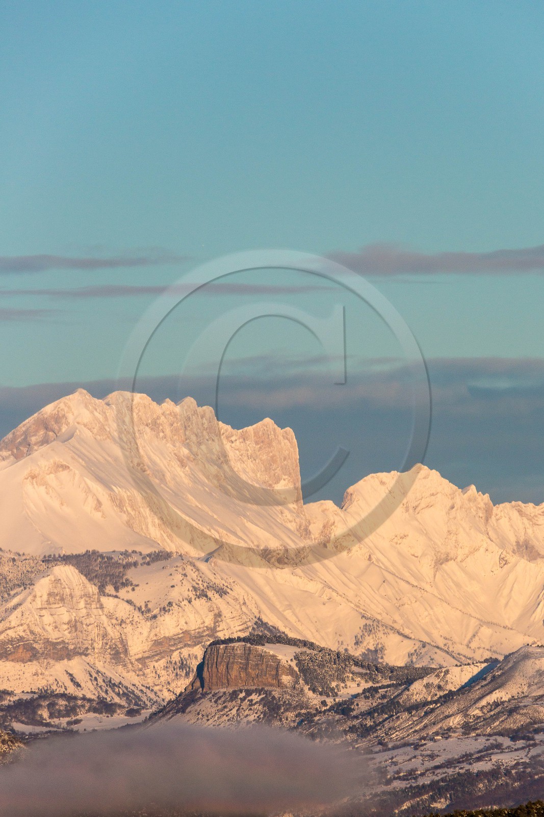 vallée du Champsaur, le Chapeau de Napoléon et la montagne de Faraud, frontière du massif du Dévoluy