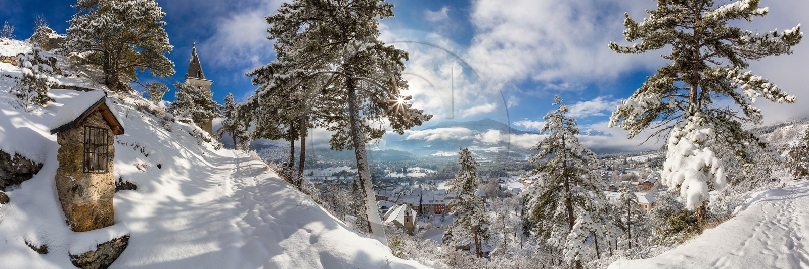 Jausiers, vue du Clocher, église Saint-Nicolas de Myre vue du Clocher du chemin du Chastel