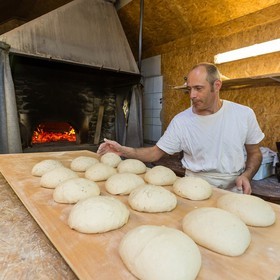Valbonnais, Entraigues, fournil de Gragnolet, Vincent Billard fabrication pain biologique avec la farine du Trièves petri a la main methode traditionnelle  et cuit au feu de bois