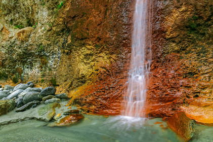Réserve naturelle des Contamines-Montjoie, source ferrugineuse dans le torrent de Tré-la-Tête