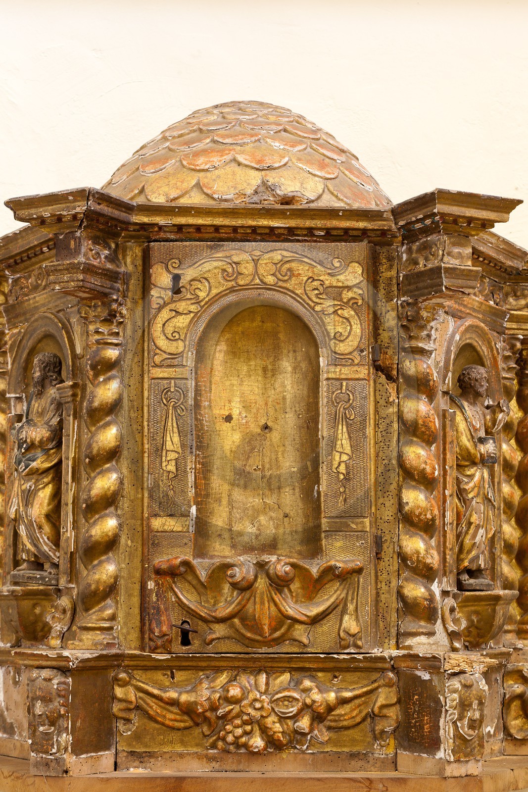 Village de l'Epine, tabernacle en bois doré à coupole byzantine et colonnes torsadées de l' église paroissiale
