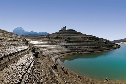 Lac de Serre-Ponçon, la baie et la Chapelle Saint-Michel,