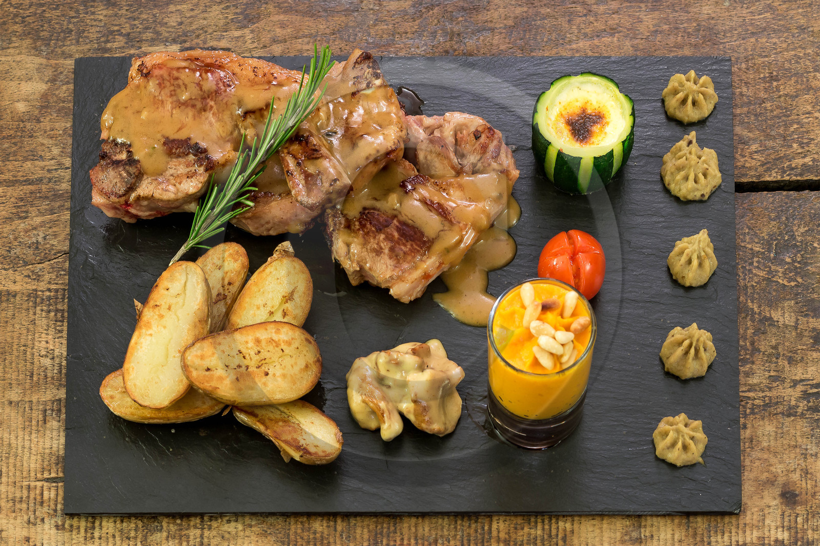 Gigot d'agneau à la fleur de sel et jus court au romarin