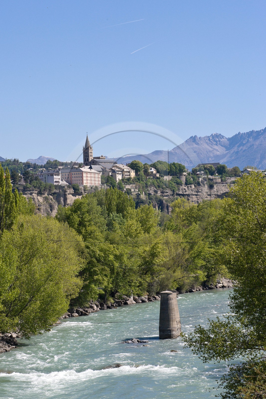 La ville d'Embrun est construite sur un roc et domine la Durance