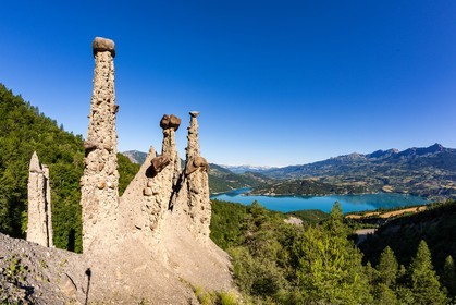 Le Sauze-du-Lac, site classé des Demoiselles Coiffées,  appelées également cheminées de fées