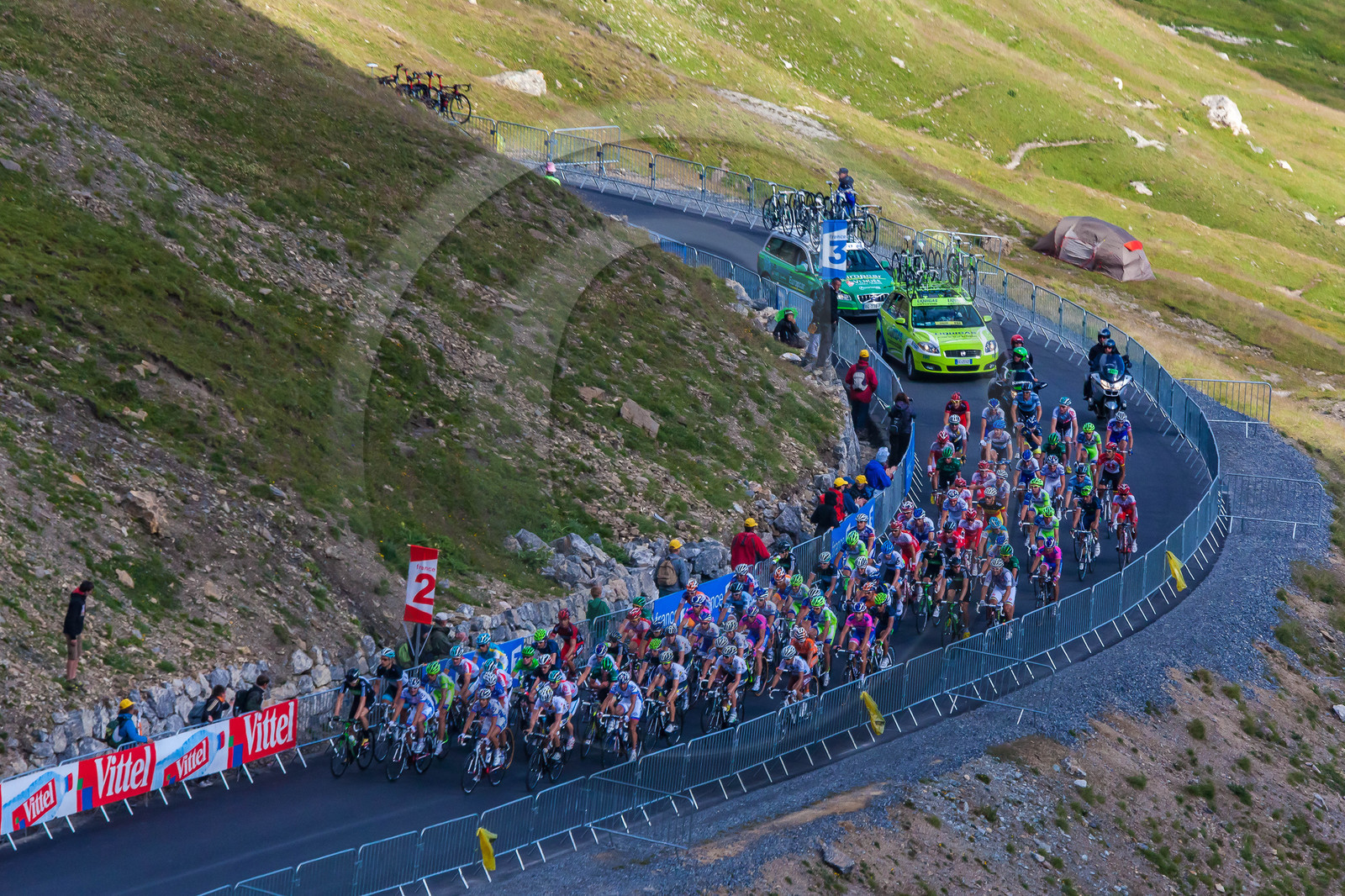 Tour de France 2011, arrivée au sommet du col du Galibier (altitude 2 6421 m)
