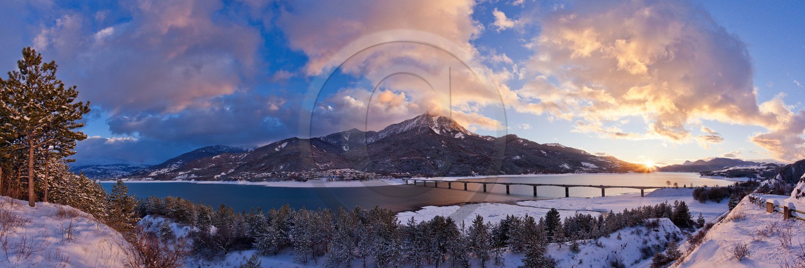 Lac de Serre-Ponçon, Savines-le-Lac, le Pic de Morgon et le pont