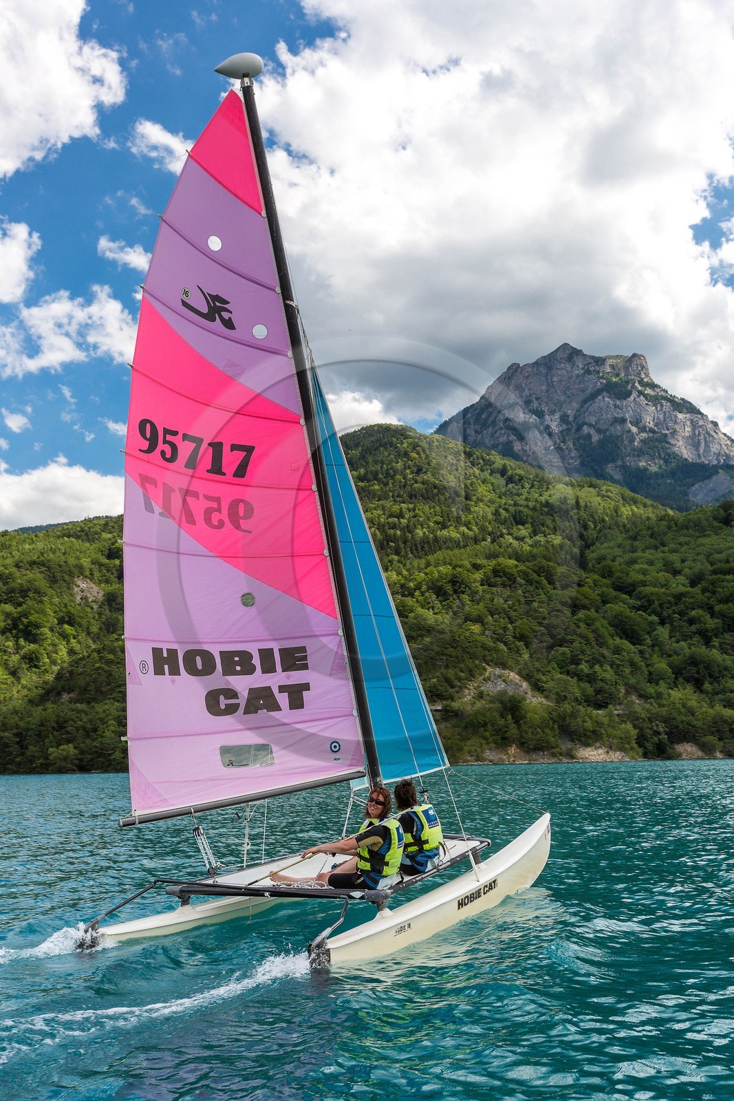 Lac de Serre-Ponçon, navigation catamaran sur le lac