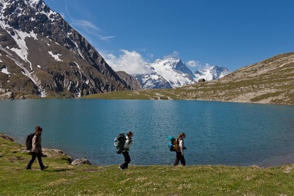 Randonnée au lac du Goléon devant la Meije