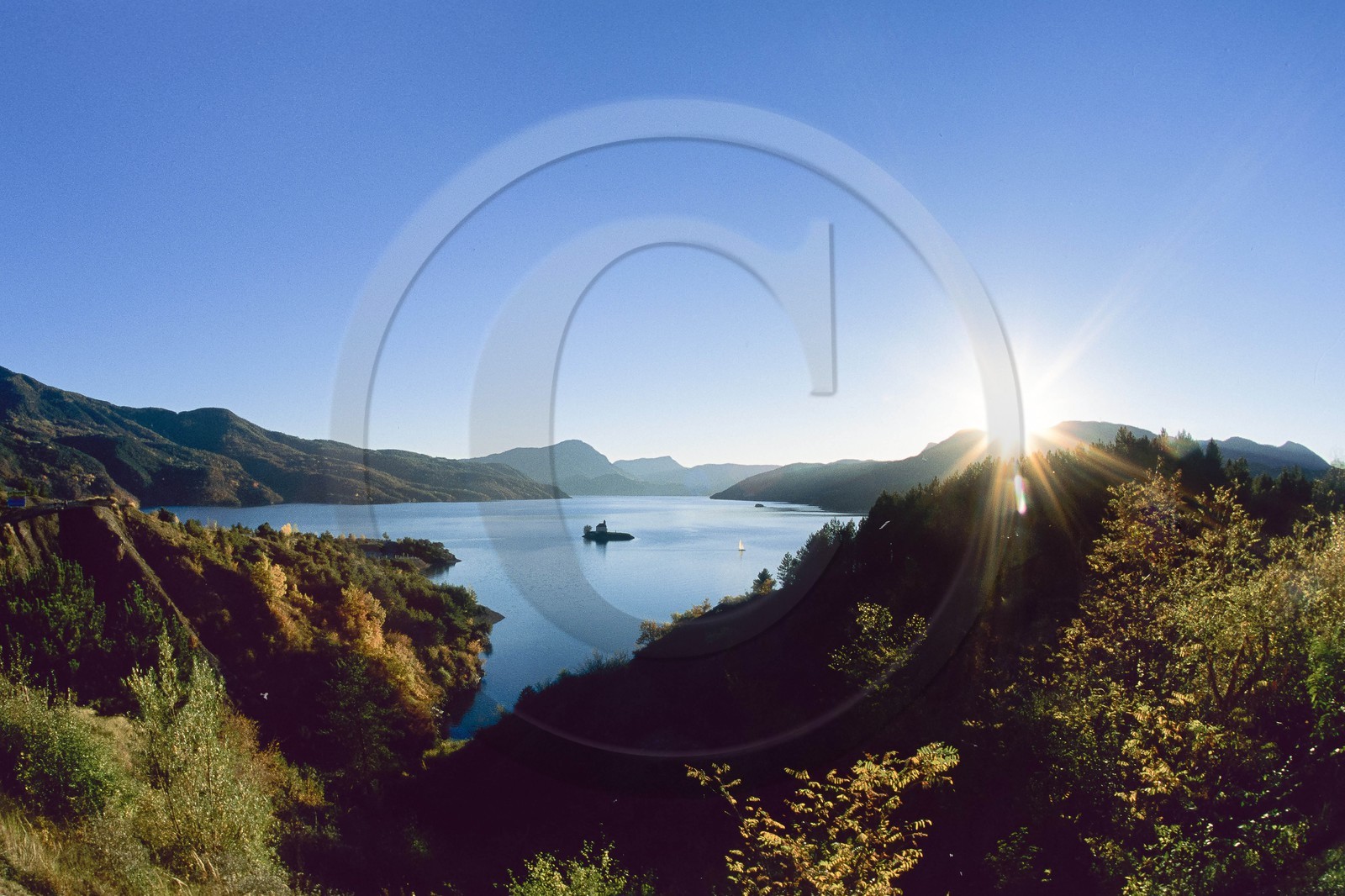 Lac de Serre-Ponçon, la baie et la Chapelle Saint-Michel,
