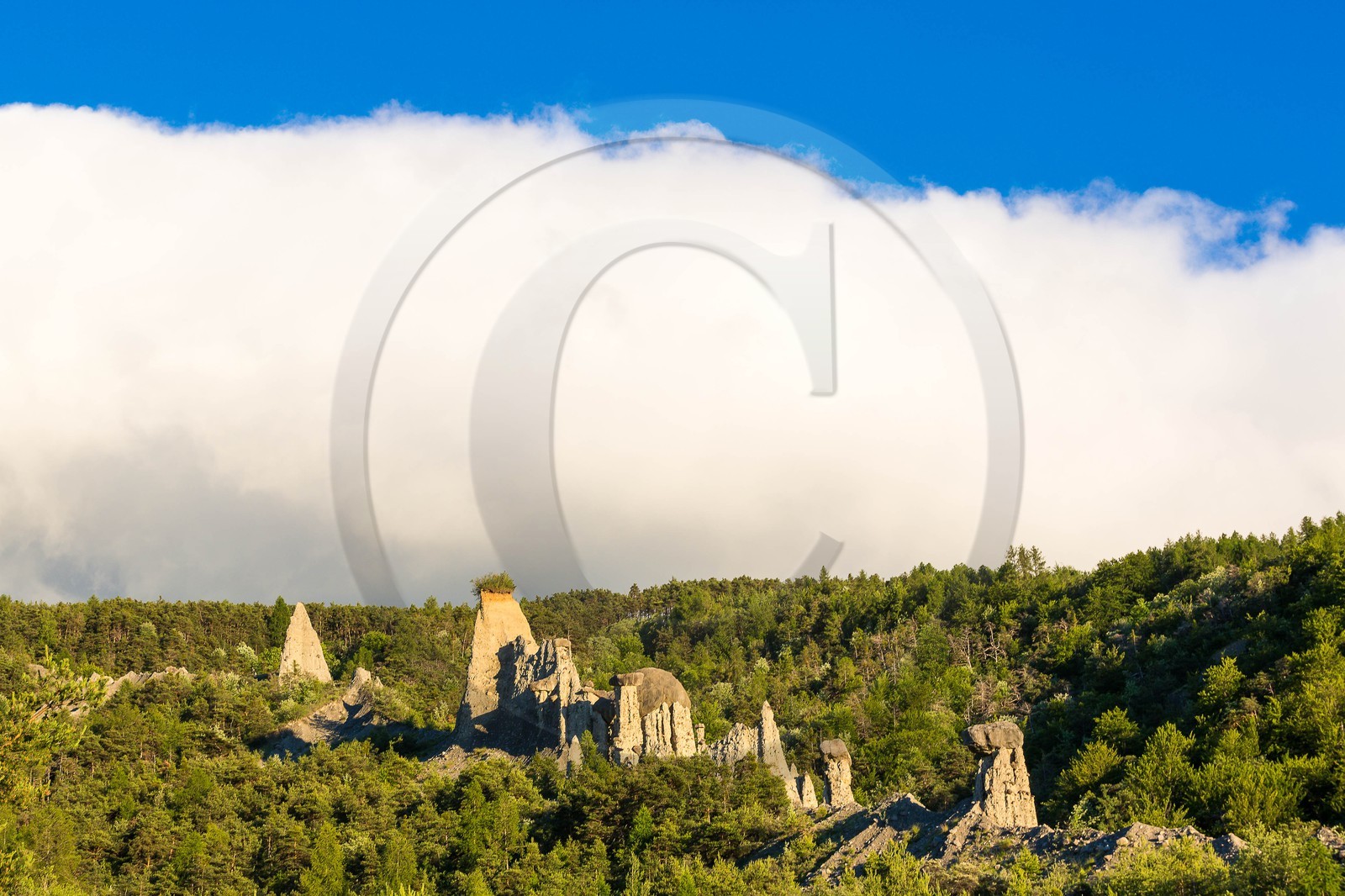 Le Sauze-du-Lac, site classé des Demoiselles Coiffées,  appelées également cheminées de fées