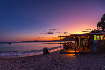 Porto-Vecchio, coucher de soleil sur la paillote de la plage de Palombaggia