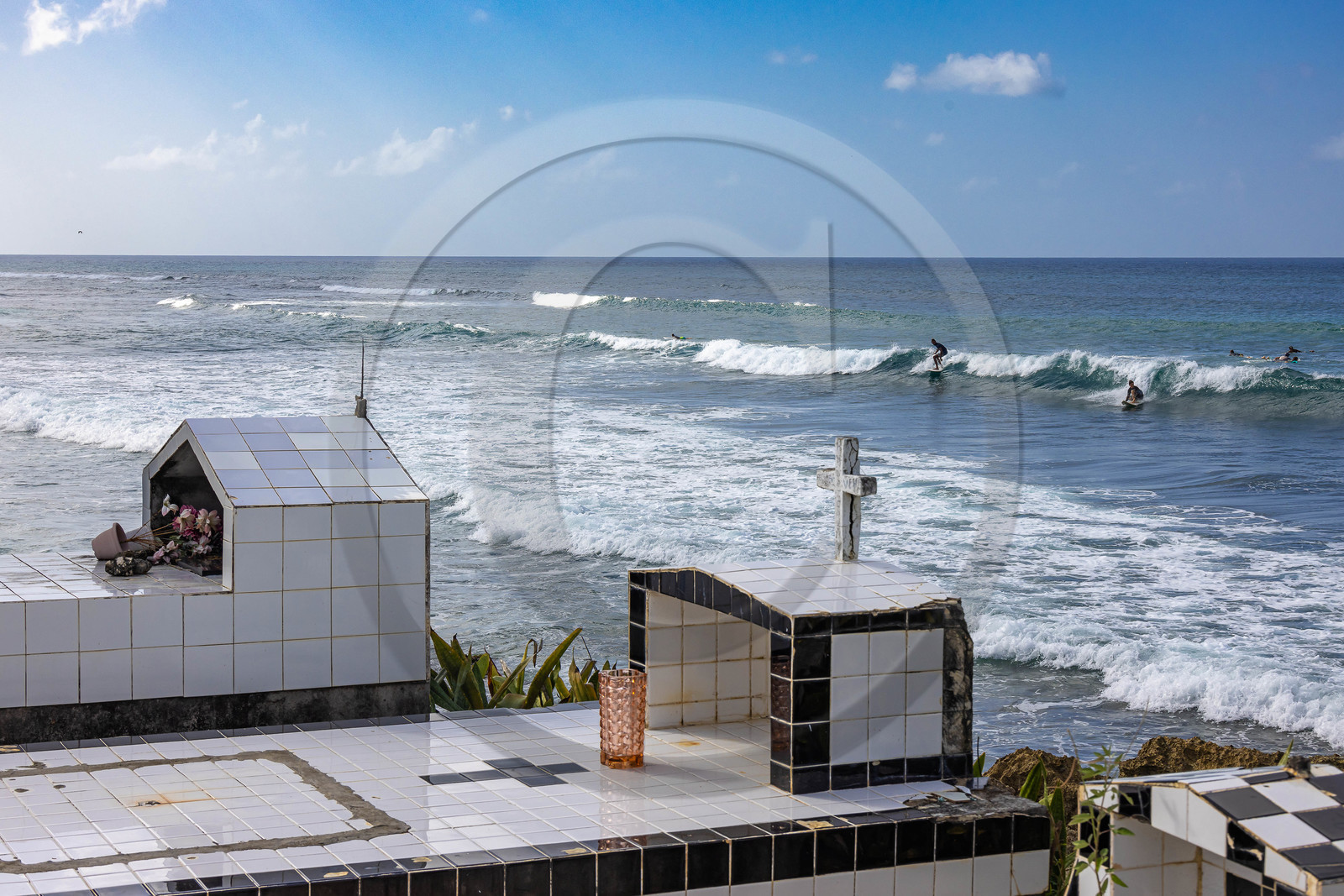 Guadeloupe, surfeurs à Anse Bertrand, cimetière