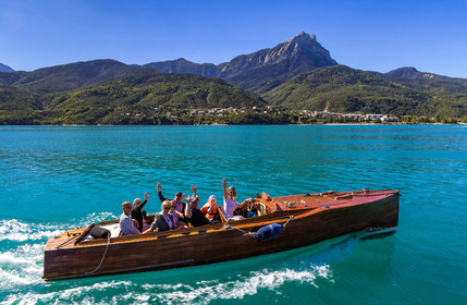 Out Emotion, croisière en vedette en acajou