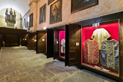 Embrun, Cathédrale Notre-Dame du Réal, musée d'art sacré, collection remarquable de vêtements sacerdotaux