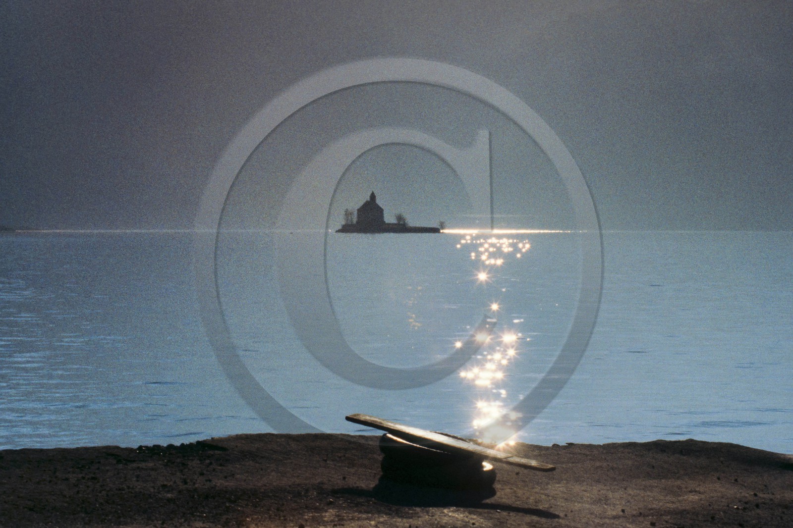 Lac de Serre-Ponçon, la baie et la Chapelle Saint-Michel,