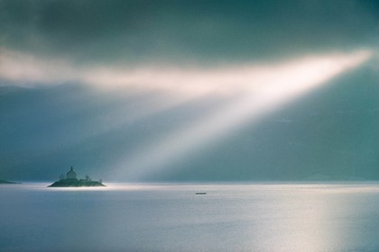 Lac de Serre-Ponçon, la baie et la Chapelle Saint-Michel,