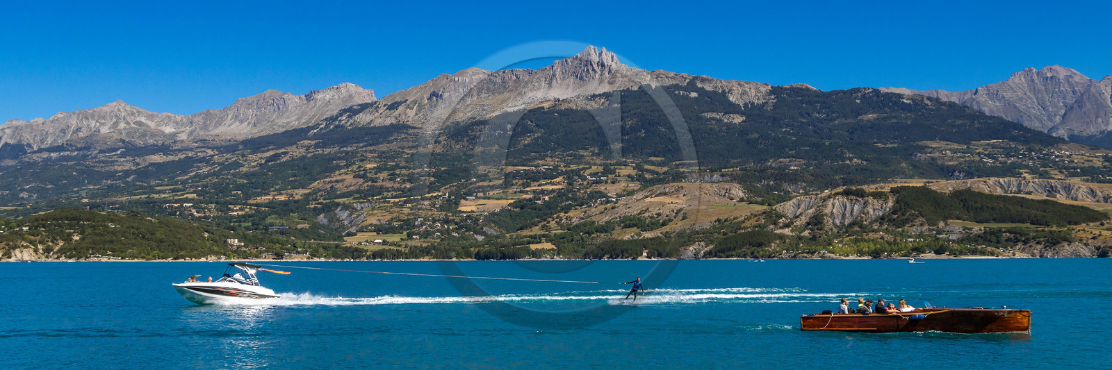 Out Emotion, croisière en vedette en acajou