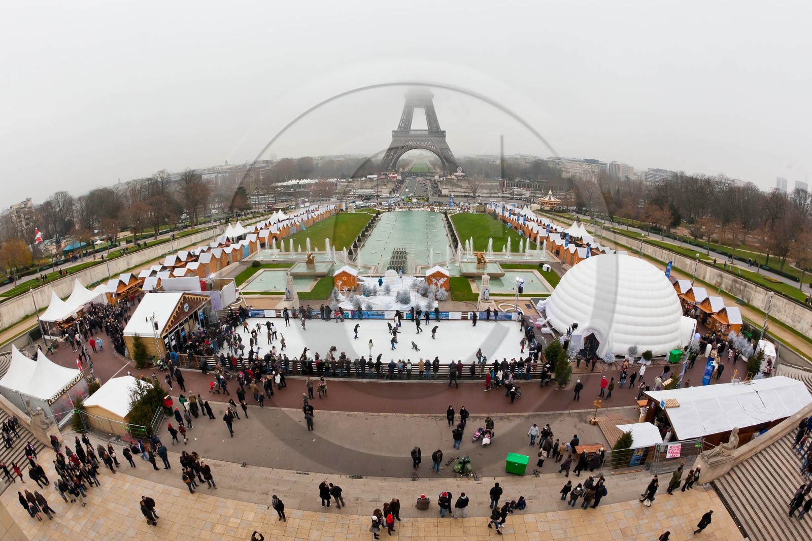 Paris, 2011, le village de Noël du Trocadéro et son univers de neige et glace