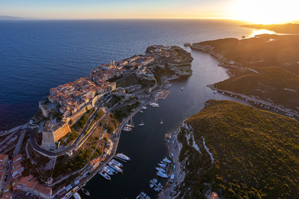 La citadelle et le port de Bonifacio