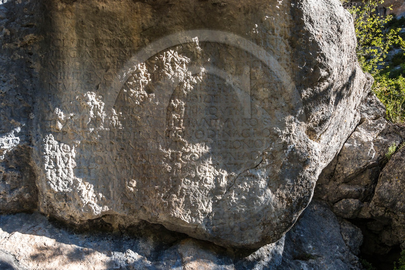 Saint-Geniez, Pierre écrite