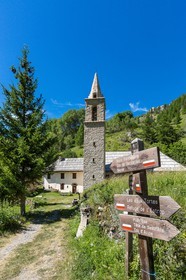Ubaye, Vallon du Laverq, église Saint-Antoine (XVIIe siècle) et panneau signalétique sentier de randonnée