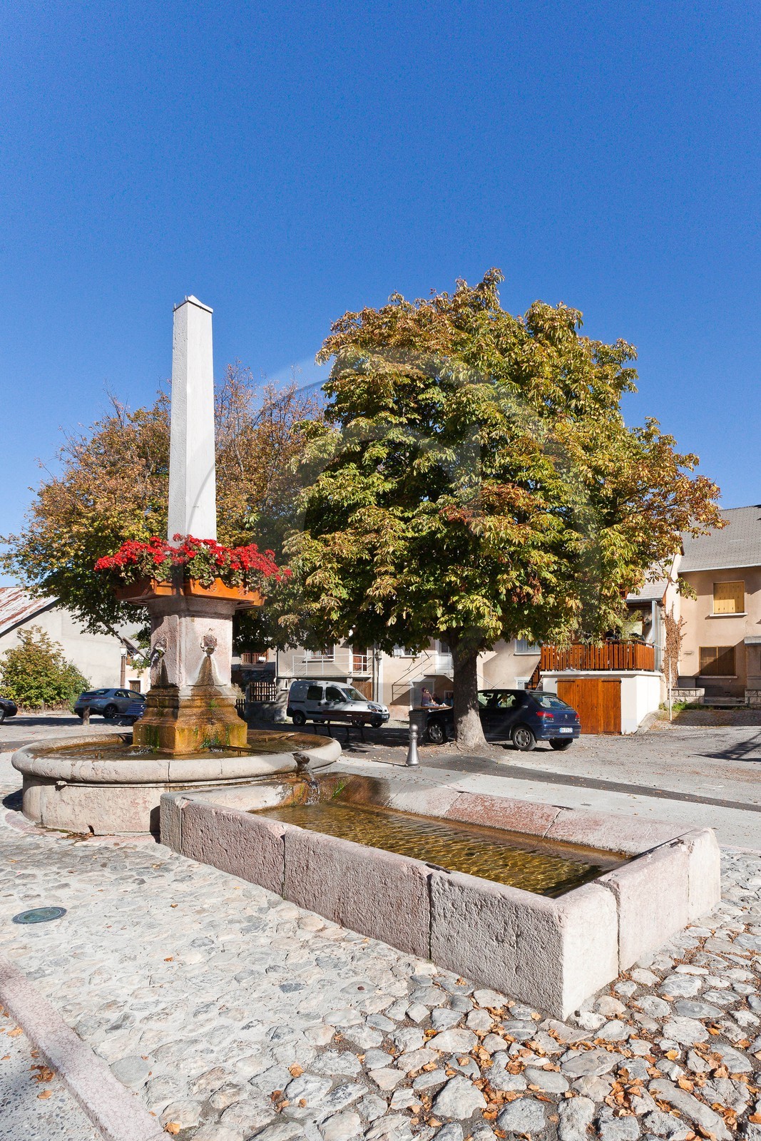 Chorges, fontaine et lavoir de la place du Fort