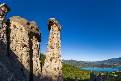 Le Sauze-du-Lac, site classé des Demoiselles Coiffées,  appelées également cheminées de fées
