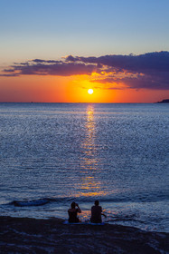 Couple au coucher de soleil sur Bonifacio